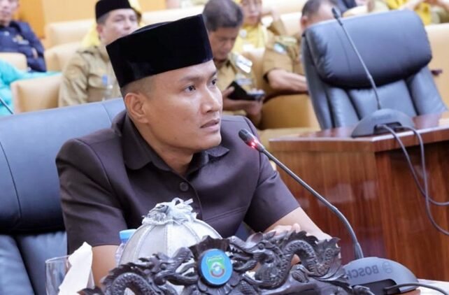 Tikungan Soreang Kembali Makan Korban, Anak Pejabat Tewas, DPRD Pangkep Geram Tikungan Soreang Kembali Makan Korban, Anak Pejabat Tewas, DPRD Geram Gaji Guru PPPK Paruh Waktu di Pangkep Bisa Dibayar lewat Dana BOS