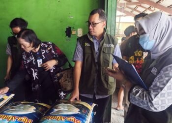 omoditas Harga Beras premium Rp16.500 – Rp17.000/kg Beras lokal Rp15.000/kg Cabai rawit Rp90.000/kg Cabai keriting Rp55.000/kg Cabai merah besar Rp60.000/kg Bawang merah Rp45.000/kg Bawang putih Rp43.000/kg Daging sapi Rp160.000/kg Daging ayam Rp34.375/kg Telur ayam Rp40.625/kg Gula curah Rp18.000/kg Minyak goreng kemasan Rp21.000/liter Minyak goreng curah Rp19.000/liter Ikan kembung, tongkol, bandeng sekitar Rp35.000/kg