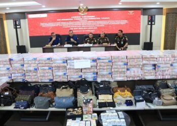 Tumpukan Uang Rp214 Miliar dan Barang Mewah dari Kasus Dugaan Korupsi Lahan Transmigrasi di Kaltim Kejati Kaltim Sita Uang Rp214 Miliar hingga Mobil Mewah dari Kasus Dugaan Korupsi Batu Bara PT JMB