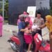 Polsek Bontang Barat dan Kelurahan Belimbing Bagikan Takjil untuk Pengguna Jalan