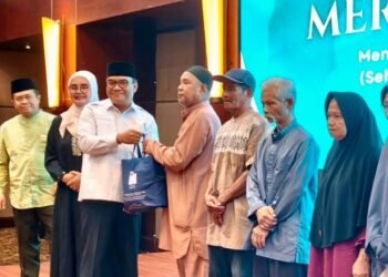 Ramadan Berbagi, TP PKK dan Hotel Blue Sky Balikpapan Salurkan Paket Sembako untuk Ratusan Lansia