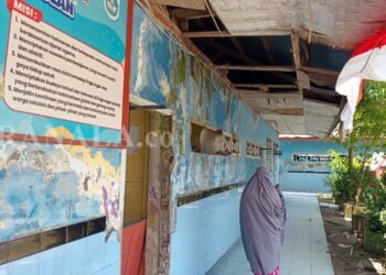 Tujuh Ruang Kelas SD Bujung Tangaya Rusak Parah, Siswa Pangkep Belajar di Bawah Plafon Jebol