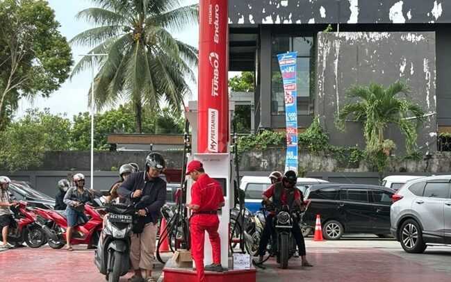 Dilema BBM Subsidi Kaltim: Warga Lokal Mengantre, Pelat Luar Tak Bisa Diblokir Jangan Panic Buying! Stok BBM di Balikpapan Diklaim Aman