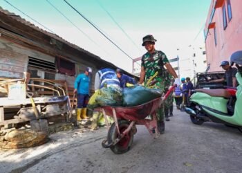 Sungai Bontang Kuala Dipenuhi Sampah, TNI dan Warga Turun Bersih-Bersih