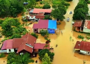 Banjir Rendam Bantaran Sungai Kutim, Warga Muara Wahau Bertahan di Tengah Genangan