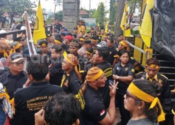 Perda soal Kuota Tenaga Kerja Lokal 80:20 di Kutim Mandul? VIDEO: Pekerja Lokal Dirumahkan, Massa Datangi Pama hingga Kantor Bupati Kutim BREAKING NEWS: Diduga PHK Pekerja Lokal Kutim, PT Pama Didemo Besar-besaran di Sangatta