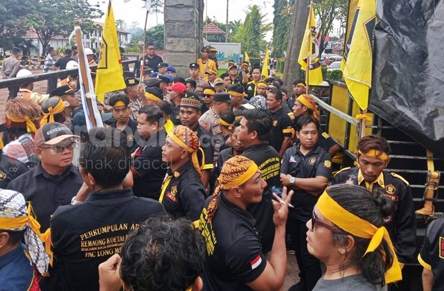 Perda soal Kuota Tenaga Kerja Lokal 80:20 di Kutim Mandul? VIDEO: Pekerja Lokal Dirumahkan, Massa Datangi Pama hingga Kantor Bupati Kutim BREAKING NEWS: Diduga PHK Pekerja Lokal Kutim, PT Pama Didemo Besar-besaran di Sangatta