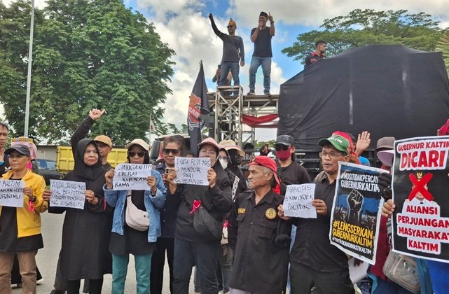 Ratusan Massa Kepung Kantor Gubernur Kaltim Bawa Rapor Merah 36 Halaman 1