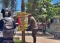 Satpol PP Kutim Bersih-Bersih Banner Liar dan Vulgar "Mak Erot" di Jalan Protokol Sangatta