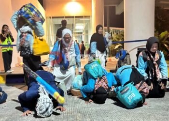 Cerita Haru Kedatangan Haji Samarinda: Peluk Erat Boneka Unta hingga Tangis Syukur di Apron