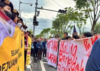Demo BBM Balikpapan, Polisi Taruh Polwan di Garis Depan