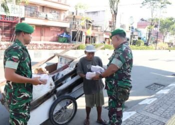 Jumat Berkah Kodim 0908/Bontang, Prajurit TNI Turun Langsung Bagikan Nasi untuk Warga