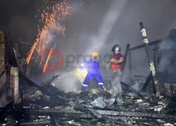 Api Diduga Muncul dari Lantai Dua, Tiga Rumah di Balikpapan Barat Hangus Terbakar