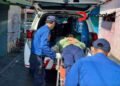 Bukan Hanya Padamkan Api, Damkar Bontang Evakuasi Lansia Stroke ke Rumah Sakit