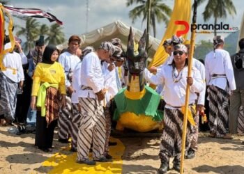 Festival Sekerat Nusantara V Ditutup Meriah, Ritual Mengulur Naga Tegaskan Identitas Budaya Kutim